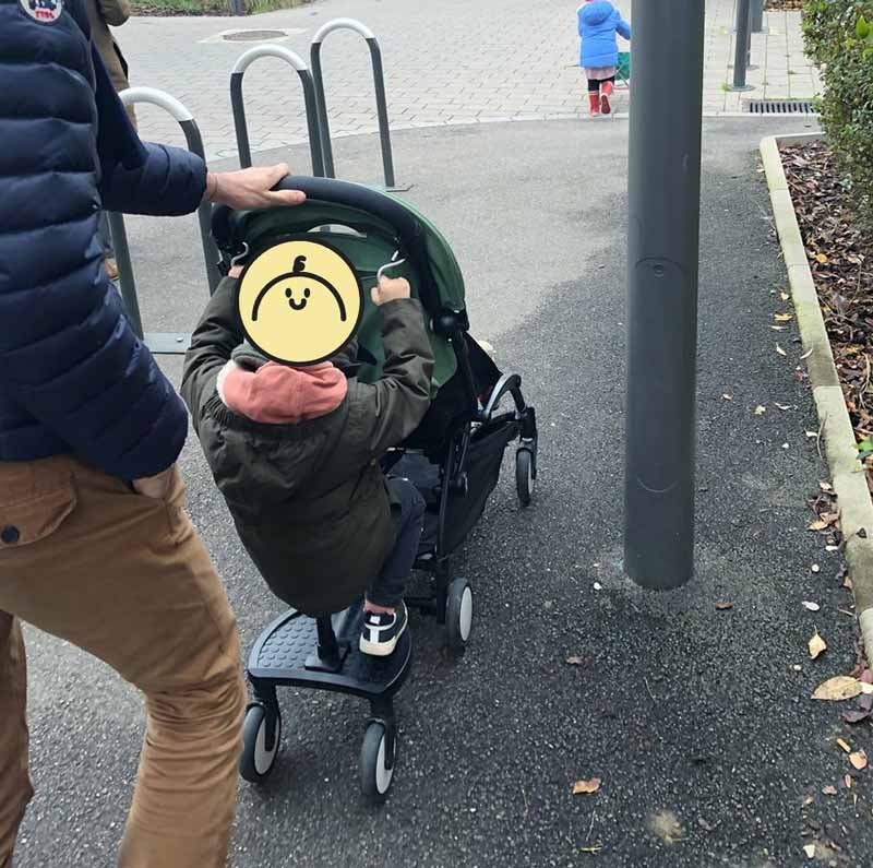 Bambino seduto sul tabellone da passeggino YOYO Babyzen