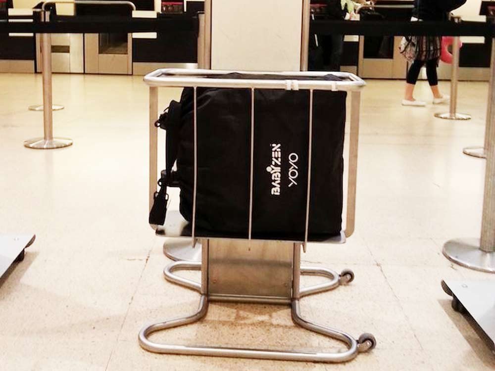 Passeggino YOYO Babyzen piegato nel test dello zaino all'aeroporto di bagagli a mano