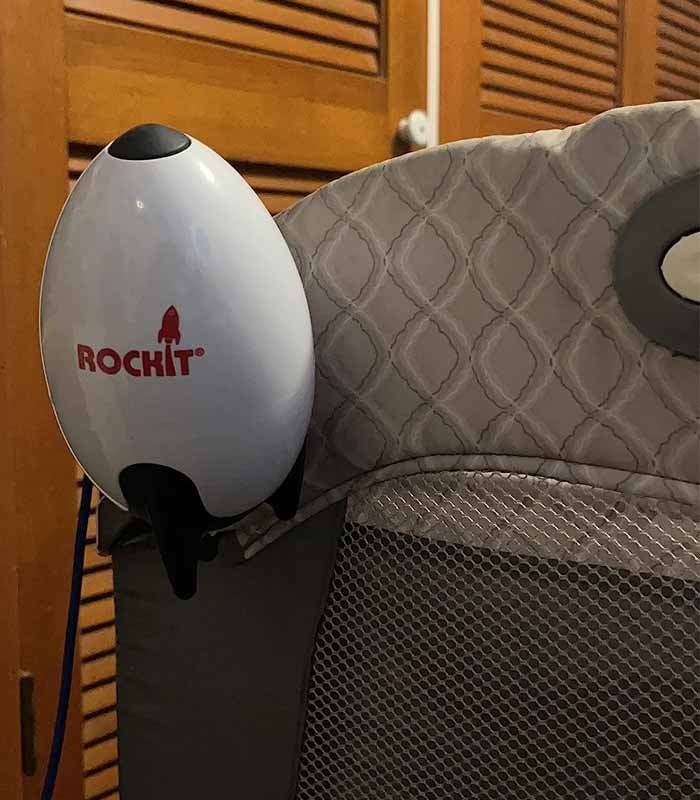 dondola automatica ROCKIT installata su un lettino da viaggio