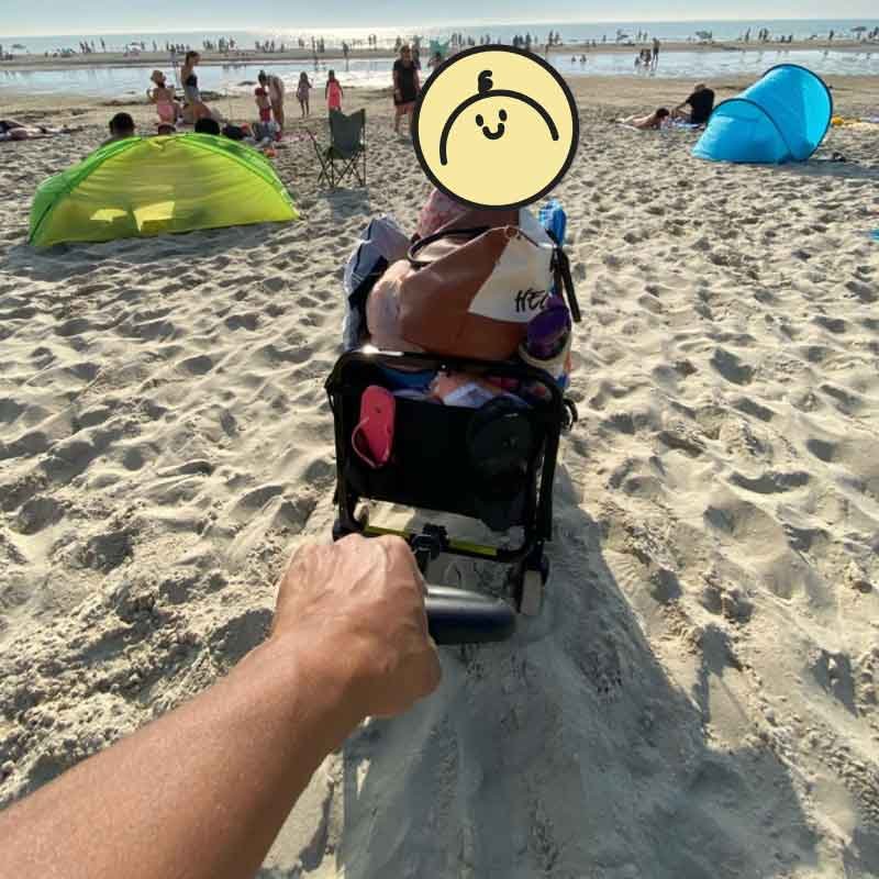 carrello da spiaggia con bambino all'interno